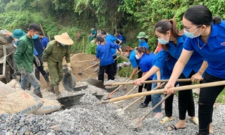 Đoàn viên, thanh niên Bắc Kạn xây mới cầu Nà Búng nhân dịp ra quân “Ngày cao điểm tình nguyện chung tay xây dựng nông thôn mới”.