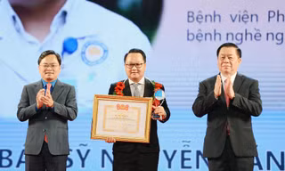 Vinh danh 10 'Thầy thuốc trẻ Việt Nam tiêu biểu năm 2021'