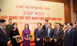 Chủ tịch Quốc hội Vương Đình Huệ gặp mặt "Thầy thuốc trẻ Việt Nam tiêu biểu năm 2021"