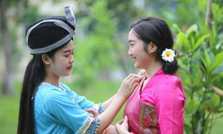 Sinh viên Lào, Campuchia gói bánh chưng đón Tết cổ truyền