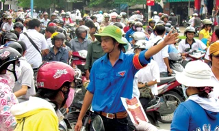 Lực lượng thanh niên tình nguyện tham gia hỗ trợ, phân luồng giao thông. Ảnh: BTC