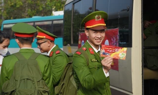 Hàng trăm vé xe hỗ trợ học viên Học viện Cảnh sát Nhân dân về quê đón Tết