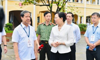 Bộ trưởng Nguyễn Kim Sơn động viên thí sinh, giáo viên trước kỳ thi tốt nghiệp THPT 