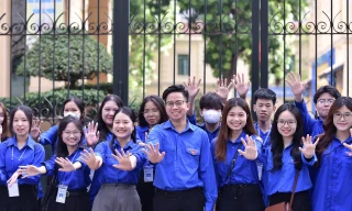 Chùm ảnh: Sinh viên tình nguyện Thủ đô tiếp sức sĩ tử thi tốt nghiệp THPT 2025