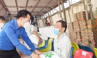 Anh Nguyễn Hải Minh, Phó Chủ tịch thường trực T.Ư Hội LHNT Việt Nam thăm và tặng quà bệnh nhân đang điều trị tại Bệnh viện Thận Hà Nội.