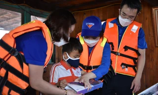 Bí thư T.Ư Đoàn Nguyễn Tường Lâm và chị Chu Hồng Minh, Bí thư Thành Đoàn Hà Nội trao tặng máy tính cho các em học sinh nghèo có thiết bị học tập.