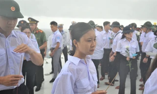 Sinh viên đứng dưới mưa tưởng niệm Anh hùng liệt sĩ trên Quần đảo Trường Sa