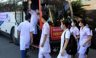 Sinh viên trường ĐH Y Dược Thái Bình lên đường hỗ trợ Bắc Giang phòng chống dịch COVID-19. Ảnh TTXVN