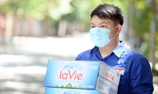 Nam sinh dành tiền dạy thêm mua nước tặng chốt phòng dịch COVID-19