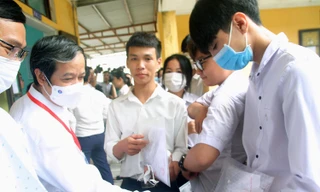 Bộ trưởng Nguyễn Kim Sơn động viên thí sinh, giáo viên dự kỳ thi tốt nghiệp THPT