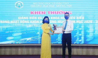 PGS. TS Nguyễn Mai Hương, Bí thư Đảng ủy, Chủ tịch Hội đồng trường trao khen thưởng tới các giảng viên có thành tích trong nghiên cứu khoa học.