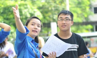 Sinh viên tình nguyện tham gia hỗ trợ chương trình Tiếp sức mùa thi.