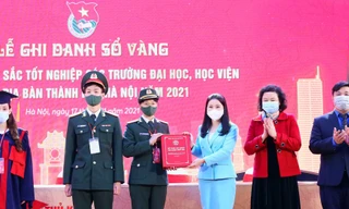 Thủ khoa các trường ĐH, Học viện trao sổ vàng tại chương trình. Ảnh: VƯƠNG ĐỨC