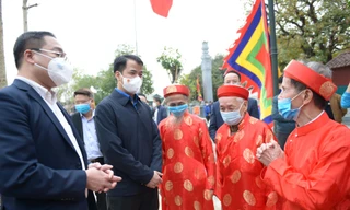 Bí thư T.Ư Đoàn Ngô Văn Cương và Bí thư huyện uỷ Mỹ Đức (Hà Nội) Nguyễn Ngọc Việt trao đổi cùng các cụ bô lão tại suối Yến (chùa Hương). Ảnh: DƯƠNG TRIỀU