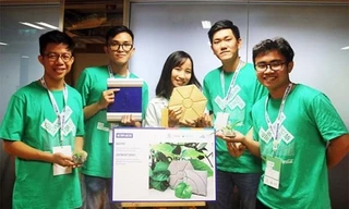 Sinh viên ‘hô biến’ rác thải nhựa thành vật liệu xây dựng.