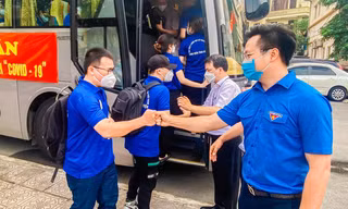 Anh Trần Quang Hưng, Phó Bí thư Thành Đoàn, Chủ tịch Hội Sinh viên TP. Hà Nội động viên các chiến sĩ lên đường.