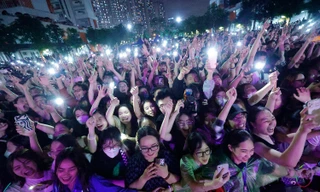 Sinh viên ‘đội mưa’ bùng nổ trong đêm nhạc hội