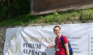 Từ chàng bán vé số thành thầy giáo dạy tiếng Anh đi năm châu bốn bể