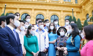 Phó Chủ tịch nước Võ Thị Ánh Xuân (hàng đầu, thứ 3 từ trái sang trong ảnh) trò chuyện với các thầy, cô giáo tham gia chương trình “Chia sẻ cùng thầy cô” năm 2021. Ảnh: LÂM ĐĂNG HẢI