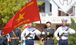 Hàng trăm sinh viên lần đầu hát Quốc ca ở Trường Sa