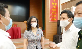 GS. TS Nguyễn Thị Lan trao đổi với cử tri huyện Quốc Oai tại buổi tiếp xúc cử tri.