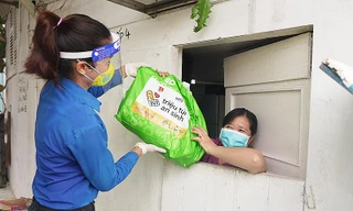 Thanh niên tình nguyện mang “Túi an sinh” đến trao tặng người dân có hoàn cảnh khó khăn trong dịch bệnh.