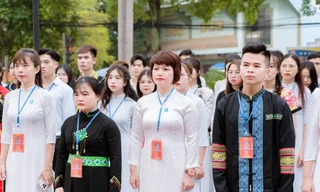 Sinh viên Lạng Sơn dâng hương tại tượng đài Chủ tịch Hồ Chí Minh