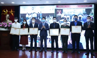 Anh Nguyễn Ngọc Lương, Bí thư T.Ư Đoàn, Chủ tịch T.Ư Hội LHTN Việt Nam và anh Hà Anh Đức, Phó Chủ tịch T.Ư Hội LHTN Việt Nam, Chủ tịch Hội Thầy thuốc trẻ Việt Nam trao Bằng khen của Ủy ban T.Ư Hội LHTN Việt Nam cho 60 cá nhân tiêu biểu trên tuyến đầu phòng chống dịch COVID-19, tại Việt Nam.
