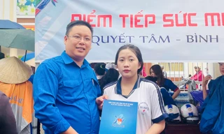 Trao học bổng ‘Tiếp sức mùa thi’ cho sĩ tử