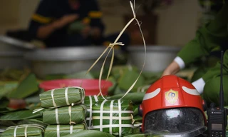 Chiến sĩ Cảnh sát Phòng cháy chữa cháy gói bánh chưng đón Tết
