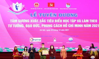 Thứ trưởng Ngô Thị Minh và Bí thư Trung ương Đoàn Nguyễn Minh Triết trao giải cho các thí sinh đạt giải.