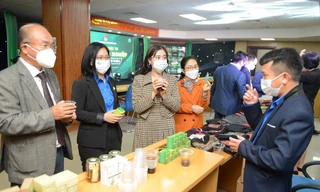 Đại diện Ban Giám khảo tham quan gian hàng của các thí sinh tại Vòng Chung kết cuộc thi Dự án Khởi nghiệp thanh niên nông thôn năm 2021.