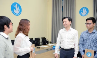 Anh Nguyễn Minh Triết - Bí thư T.Ư Đoàn, Phó Chủ tịch thường trực T.Ư Hội Sinh viên Việt Nam trao đổi với Ban thư kí Hội Sinh viên Việt Nam tại Thái Lan. Ảnh: DƯƠNG TRIỀU