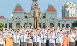 Thanh niên TP. HCM dâng hoa báo công Chủ tịch Hồ Chí Minh, khai mạc Đại hội Hội LHTN lần IX