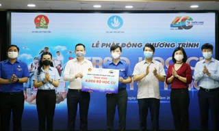 Đại diện Tập đoàn Thiên Long trao tặng 4.000 bộ học cụ (giai đoạn 1) cho chương trình “Trao học cụ - Tiếp tri thức” năm 2021.