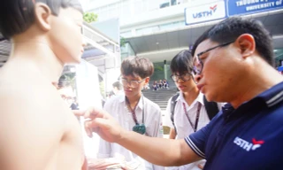 Học sinh Hà Nội hào hứng trải nghiệm 9 phòng thí nghiệm hiện đại tại Ngày hội Khoa học Công nghệ