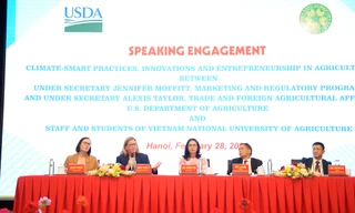 Sinh viên đặt câu hỏi với hai Thứ trưởng Bộ Nông nghiệp Hoa Kỳ