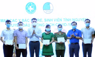 Anh Nguyễn Anh Tuấn và TS Hà Anh Đức, Chủ tịch Hội Thầy thuốc trẻ Việt Nam trao hỗ trợ cho đại diện các đơn vị.
