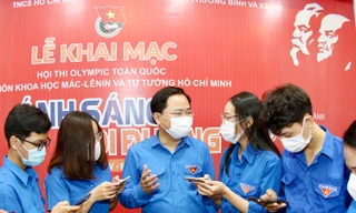 Anh Nguyễn Anh Tuấn, Ủy viên T.Ư Đảng, Bí thư thứ nhất T.Ư Đoàn, Chủ tịch Hội LHTN Việt Nam cùng đoàn viên, sinh viên tại Lễ khai mạc Hội thi.