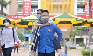 Hình ảnh sinh viên tình nguyện hỗ trợ thí sinh tham dự kì thi vào lớp 10 THPT tại Thủ đô Hà Nội.