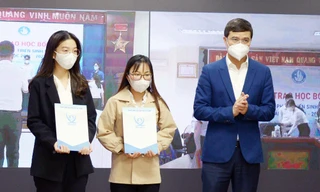Anh Bùi Quang Huy, Ủy viên dự khuyết T.Ư Đảng, Bí thư thường trực T.Ư Đoàn, Chủ tịch T.Ư Hội Sinh viên Việt Nam trao học bổng cho sinh viên tại điểm cầu Hà Nội.