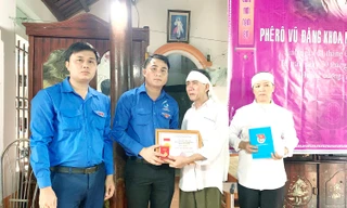 Thay mặt T.Ư Đoàn TNCS Hồ Chí Minh, anh Thái Minh Sỹ, Phó Bí thư Tỉnh Đoàn Nghệ An đã trao tặng huy hiệu Tuổi trẻ dũng cảm cho nam sinh Nguyễn Văn Nhã, sinh viên trường ĐH Khoa học Huế.