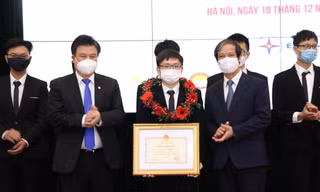 Bộ trưởng Bộ GD - ĐT Nguyễn Kim Sơn (bên phải) và Thứ trưởng Nguyễn Hữu Độ (bên trái) trao bằng khen cho các em.