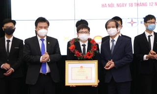 Bộ trưởng Bộ GD - ĐT Nguyễn Kim Sơn (bên phải) và Thứ trưởng Nguyễn Hữu Độ (bên trái) trao bằng khen cho các em.