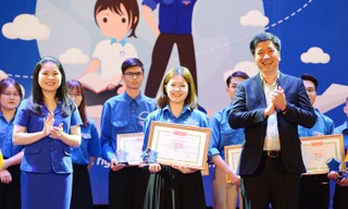 Bí thư Thành Đoàn Hà Nội Chu Hồng Minh cùng anh Trương Ngọc Kiểm, Bí thư Đoàn ĐHQG Hà Nội trao giải thưởng Ngôi sao xanh tới bí thư chi đoàn, chi hội trưởng, chủ nhiệm CLB tiêu biểu.