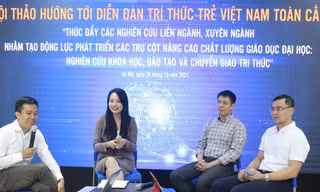 Các nhà khoa học trẻ trao đổi tại diễn đàn.