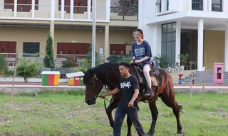 Sinh viên Nông nghiệp trải nghiệm cưỡi ngựa