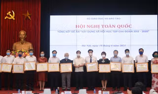 Bộ trưởng Nguyễn Kim Sơn trao bằng khen của Bộ trưởng Bộ GD - ĐT cho các tập thể, cá nhân có thành tích xuất sắc trong công tác triển khai thực hiện Đề án “Xây dựng xã hội học tập giai đoạn 2012 - 2020".