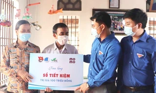 Trao sổ tiết kiệm cho hai thanh niên dũng cảm cứu bạn thoát khỏi đuối nước