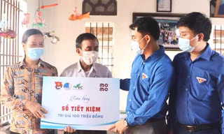 Trao sổ tiết kiệm cho hai thanh niên dũng cảm cứu bạn thoát khỏi đuối nước